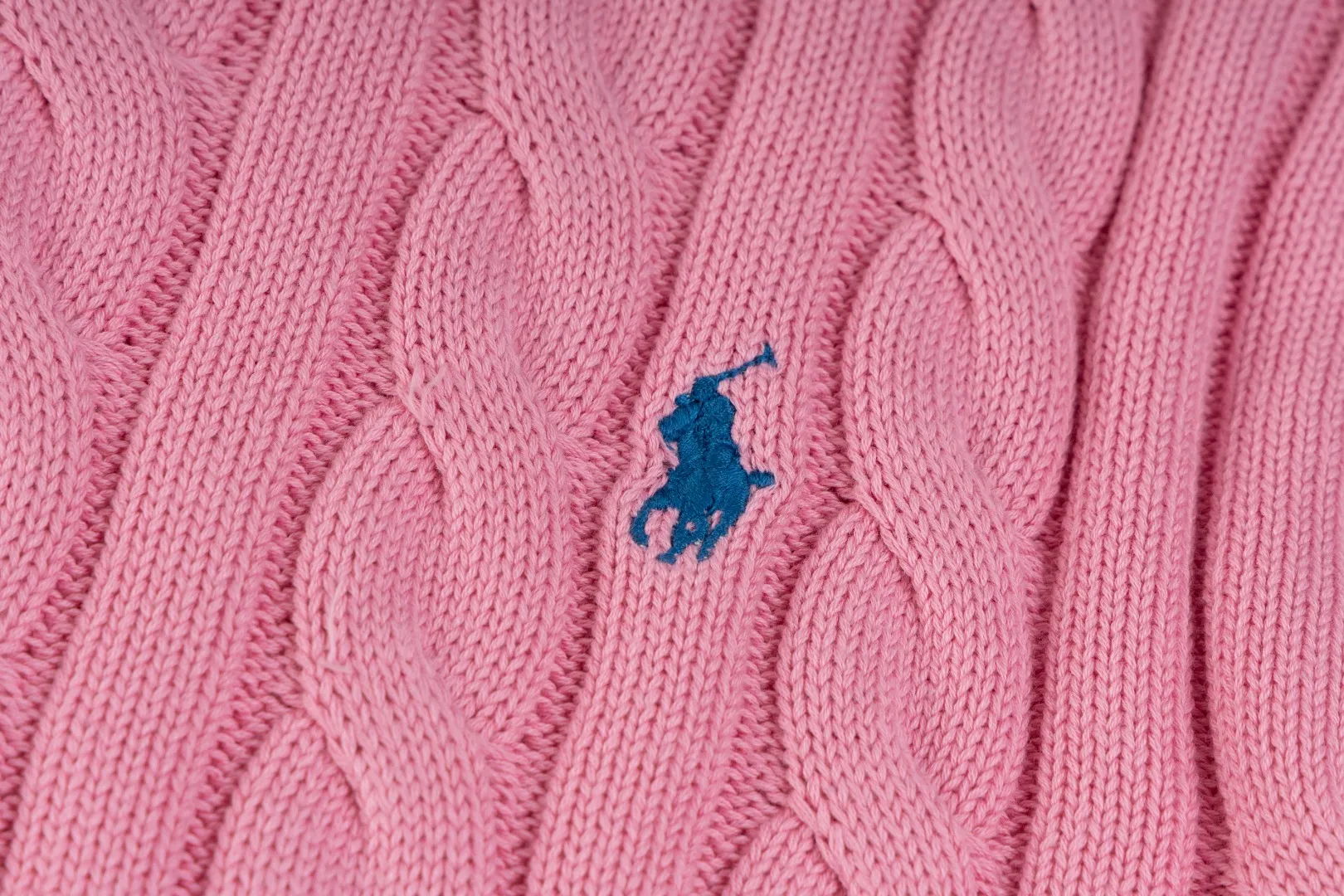 P220 #R91 RALPH LAUREN Ralph Lauren fourteen colors classic small label embroidery round neck pullover cable cardigan sweater men's top, high-density LOGO embroidery on the chest, original customization of tag accessories. Made of pure cotton yarn, pure cotton is skin-friendly and comfortable, small label war horse embroidered twist button round neck sweater 🐎 high quality, follow the blogger to learn how to wear it! Let’s buy a Ralph Lauren cable sweater. It’s a super hard-to-find series after it became popular. It’s hard to find one on the official website. It’s simple and practical to wear, with a lazy and loose feel. The thickened fabric has more texture, feels soft and delicate, and has a loose fit. Whether worn alone or layered, you can wear different styles of fashion with just one piece!   Size：XS S M L Sleeve length: 59/60/61/62/63